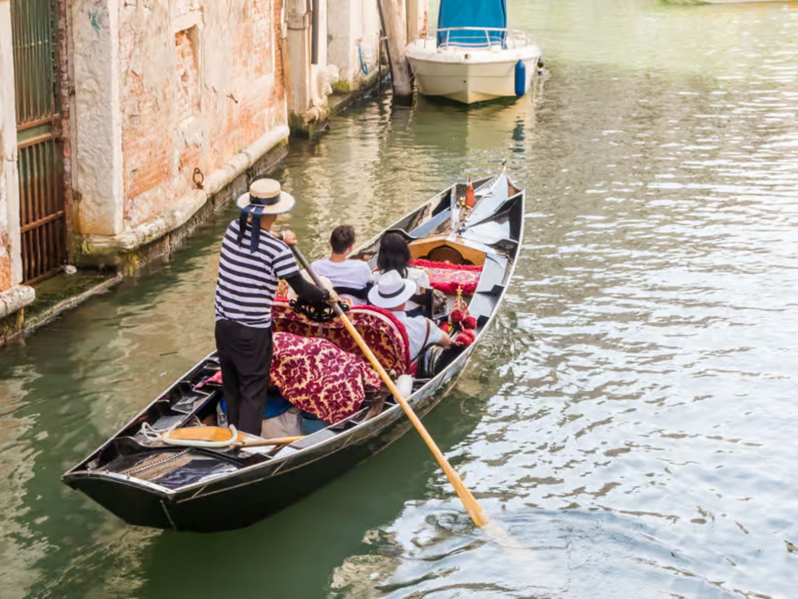 Venice: Shared Gondola Ride Across the Grand Canal - MY WONDER ACCESS
