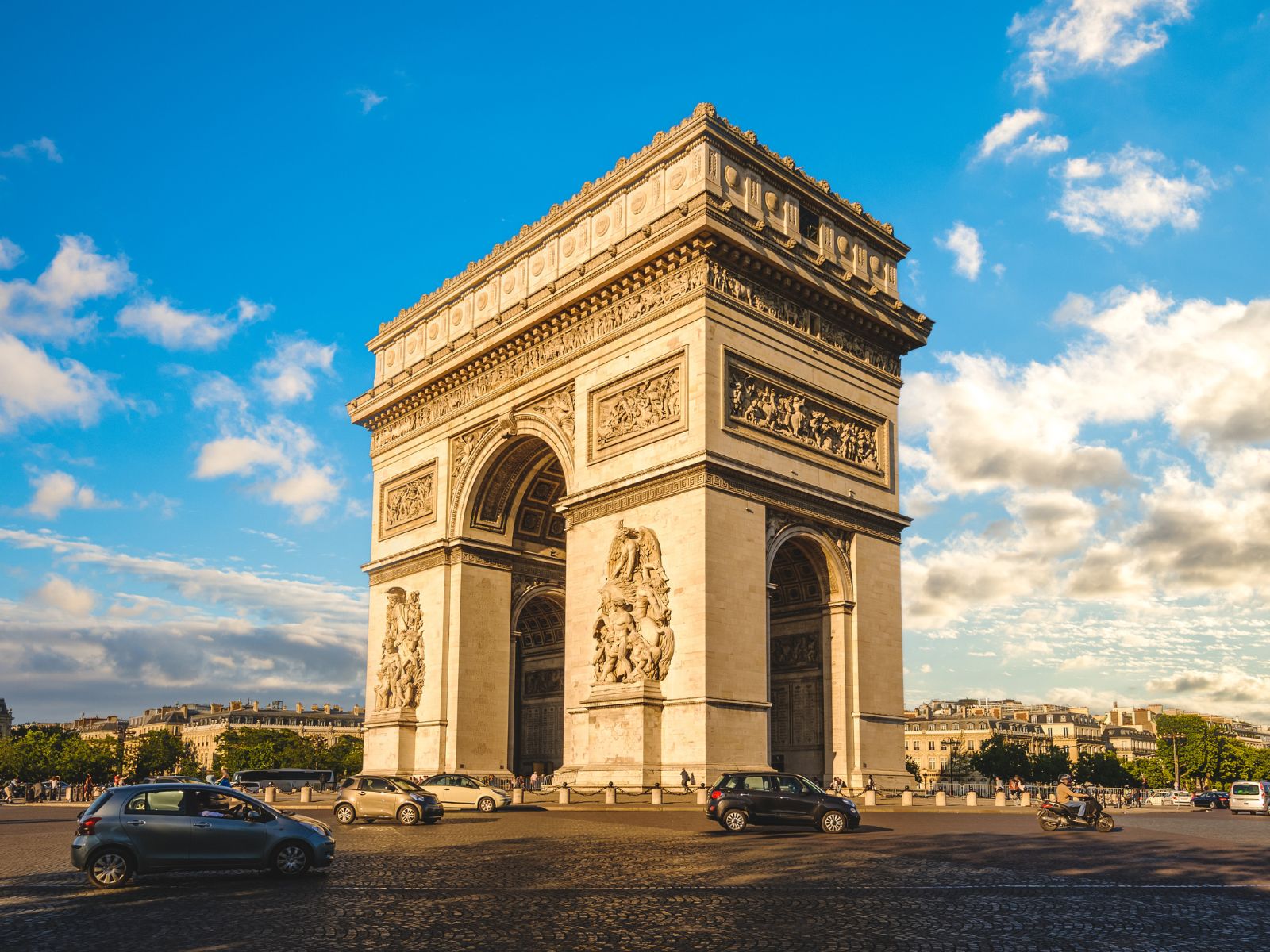 Arc de Triomphe Ticket with Immersive Audioguide & Big Bus 1 - Day - MY WONDER ACCESS
