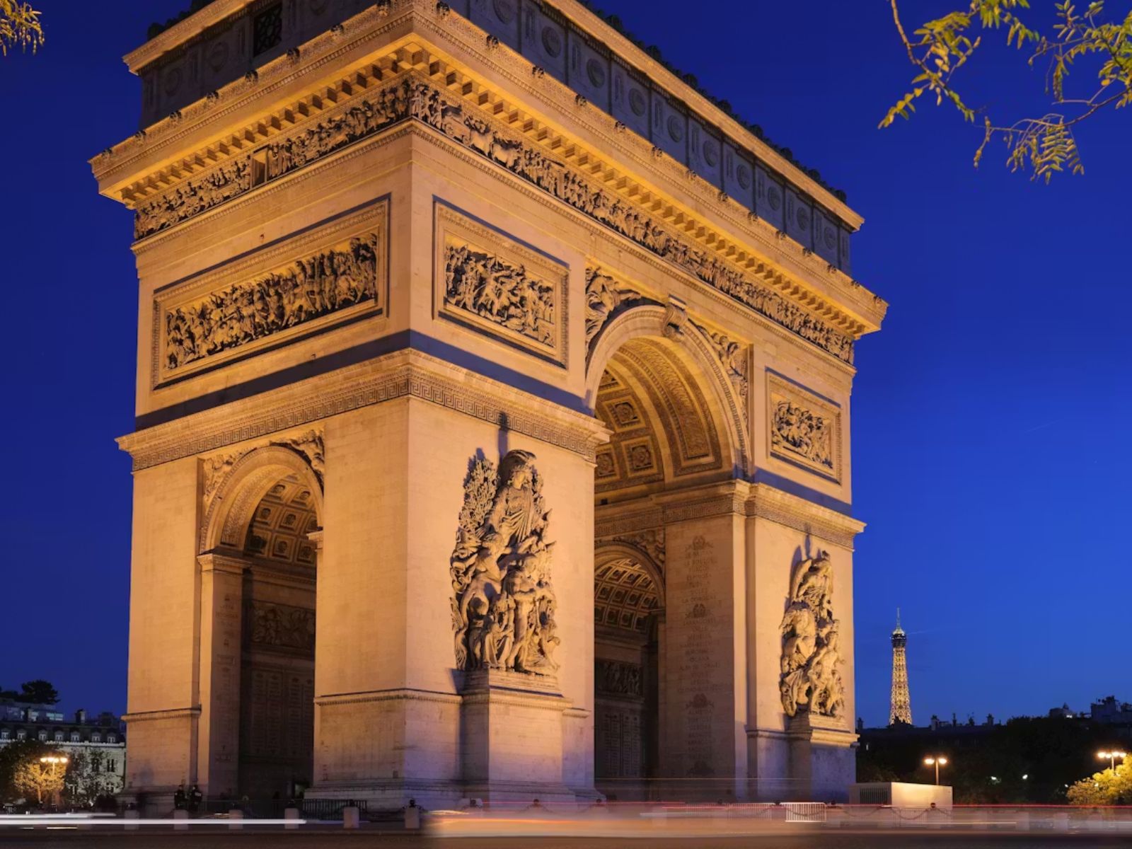 Arc de Triomphe Ticket with Immersive Audioguide & Big Bus 1 - Day - MY WONDER ACCESS