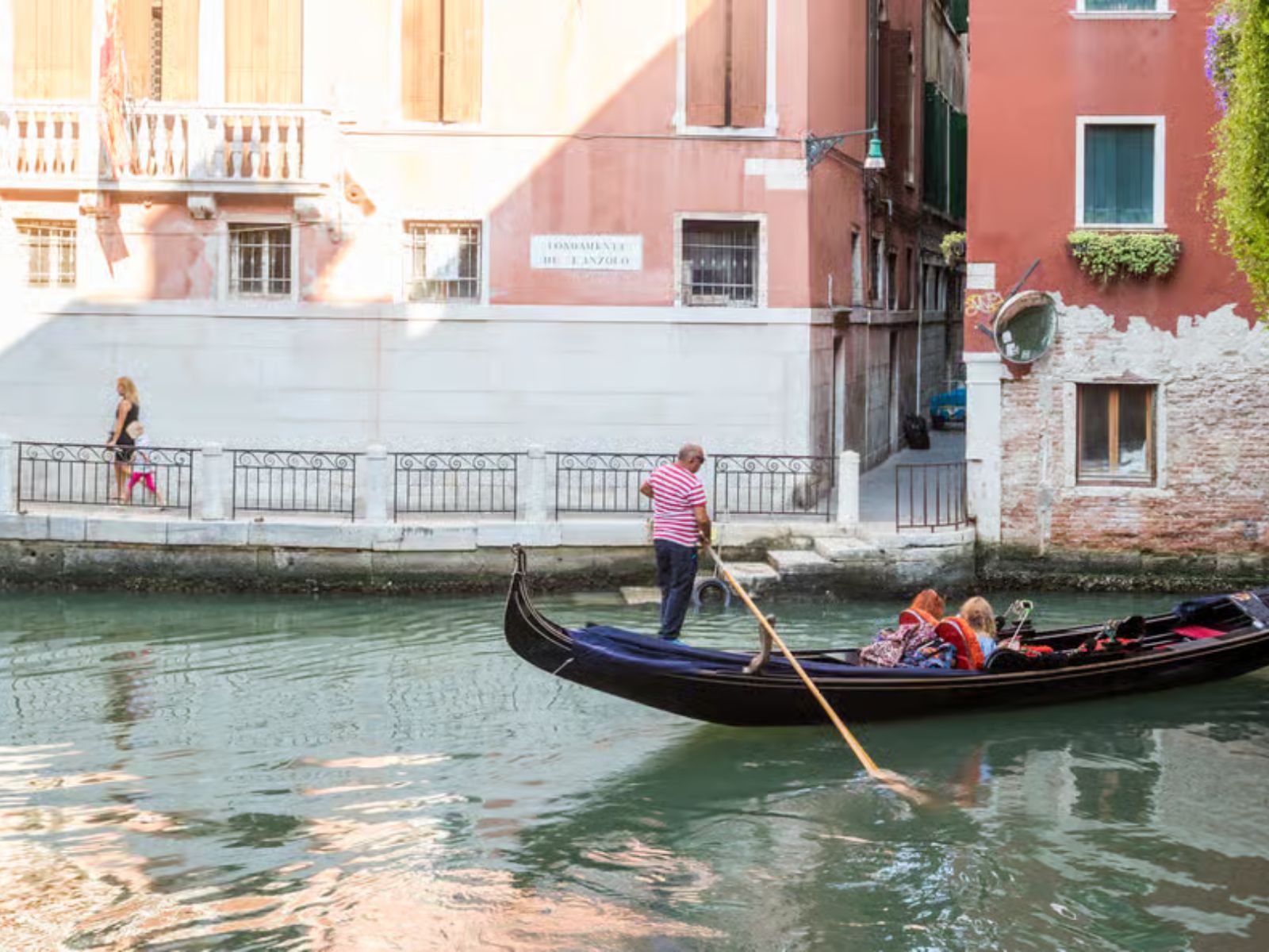 Venice: Shared Gondola Ride Across the Grand Canal - MY WONDER ACCESS