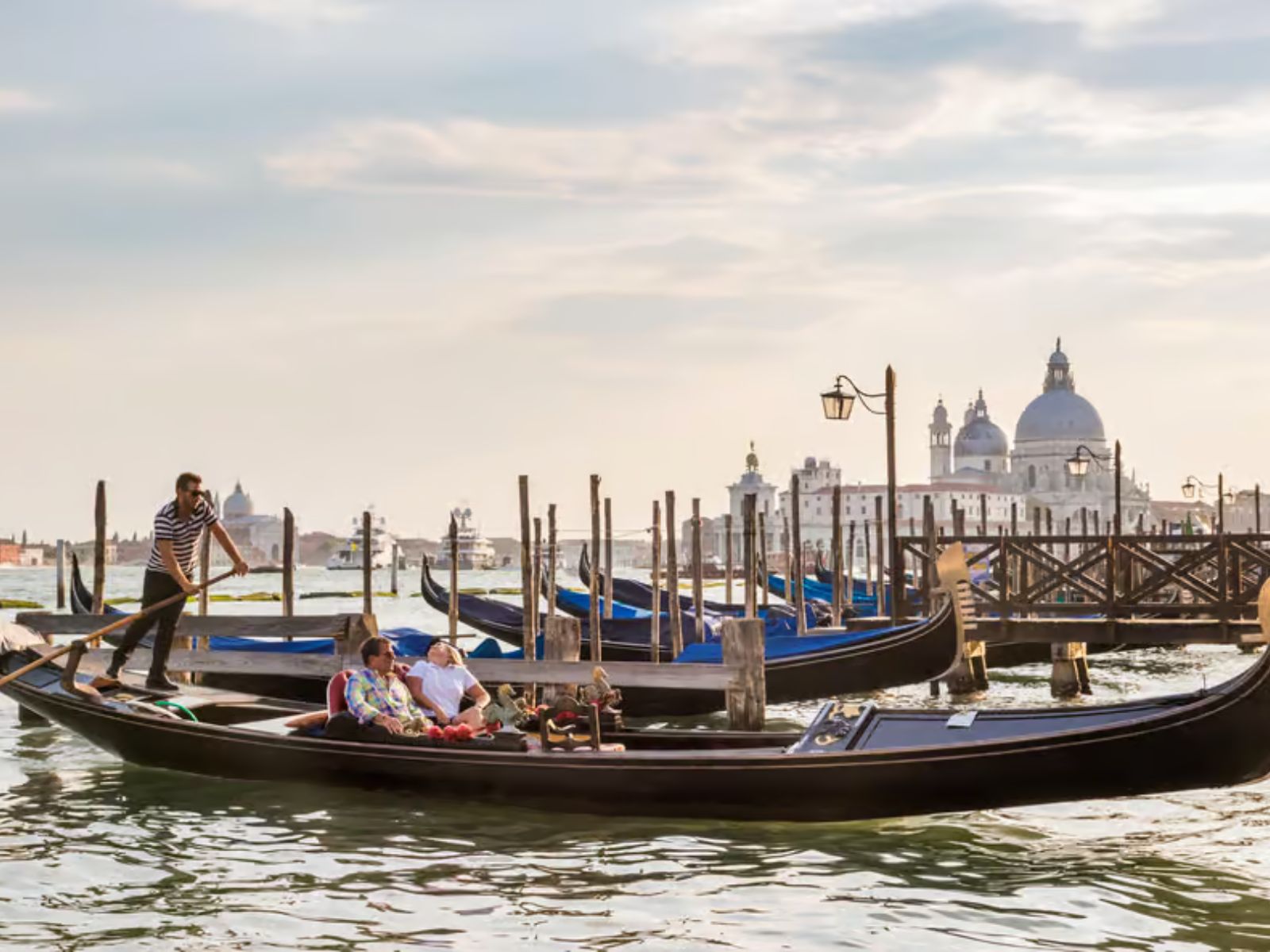 Venice: Shared Gondola Ride Across the Grand Canal - MY WONDER ACCESS